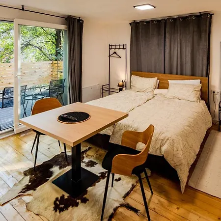 Garden Apartment *